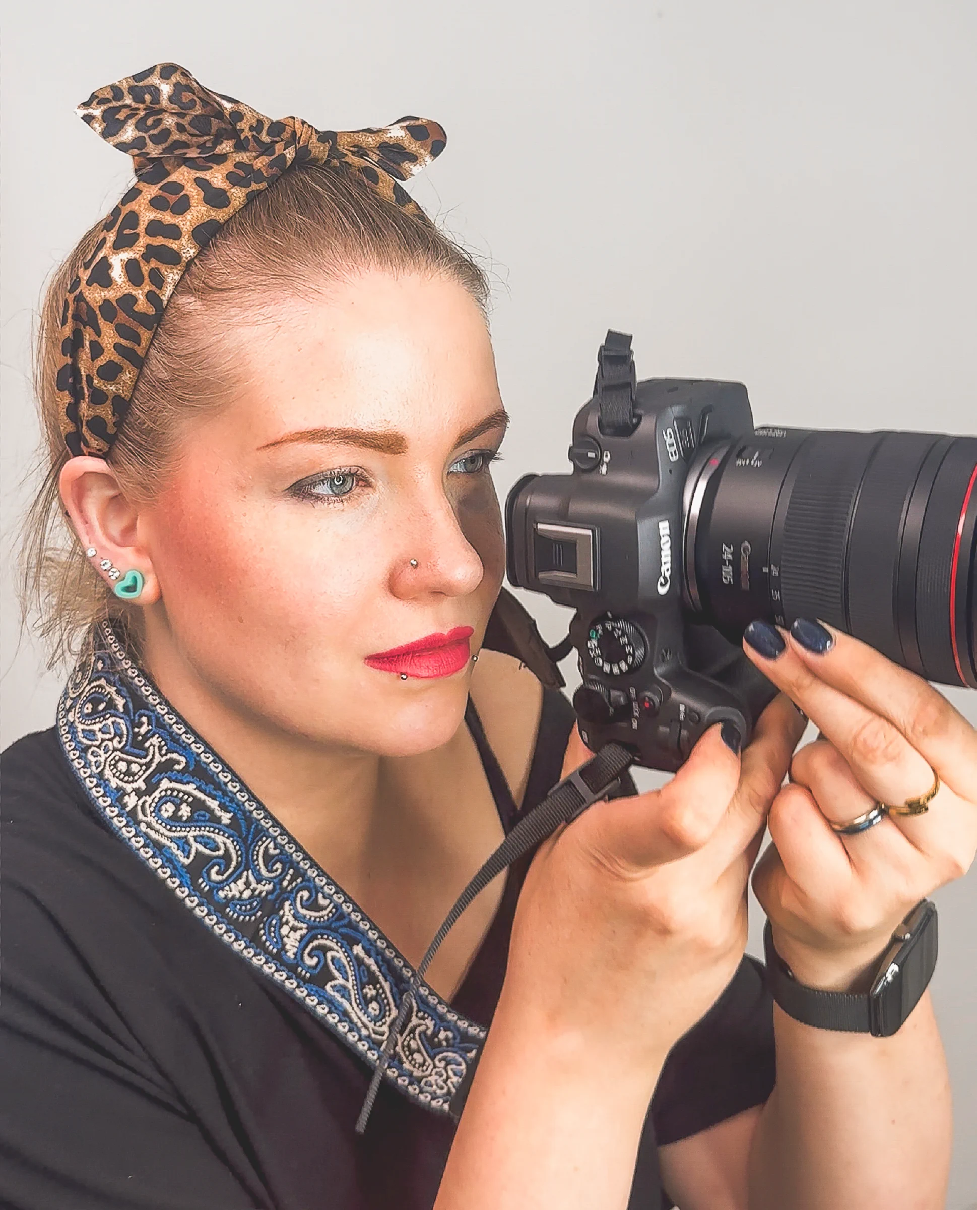 Vicky von Fotografie-Link mit ihrer Kamera